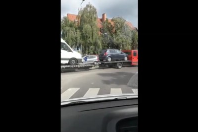 Mocne przegięcie w transporcie samochodów na lawecie 