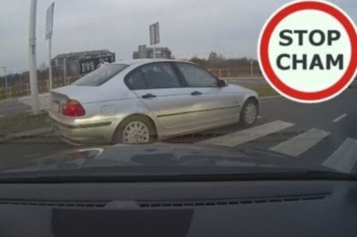 Zablokował dwa pasy ruchu, a kierowcy nadal ignorowali pieszą