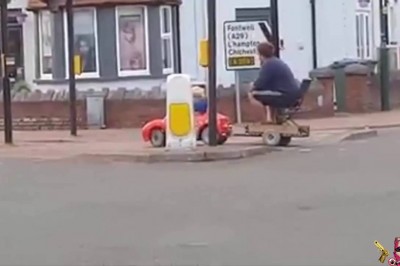 Ojciec z synem na przejażdżce po mieście. Pełen luzik