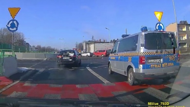 Straży Miejskiej nie chciało się stać w korku, więc złamali przepisy na skrzyżowaniu