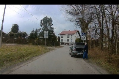 Nagrany podczas wyrzucania śmieci z drogi prosto do lasu. Szczyt bezczelności 