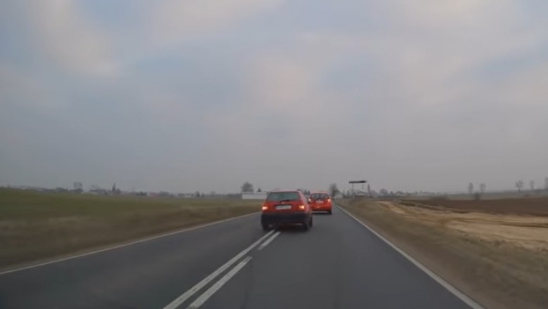 Próba wyprzedzania starym Golfem zakończona dachowaniem