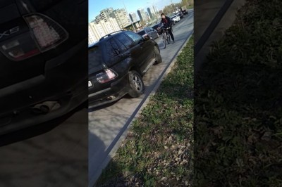 Rowerzysta kontra narwany typ z BMW. Mocno go poniosło