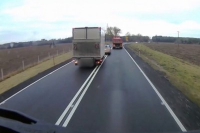 Wyprzedzanie busa i osobówki na zakręcie. O włos od tragedii