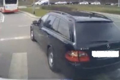 Czy tak powinni jeździć policjanci w nieoznakowanym radiowozie?