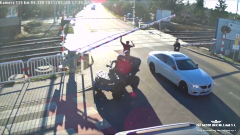Quad zgasł na przejeździe. Za rogatkami utknęły dwa auta