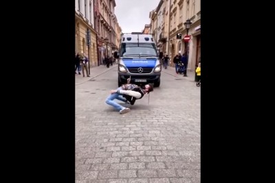 Tańczący typ kontra przejeżdżający policjanci. Tak to się robi