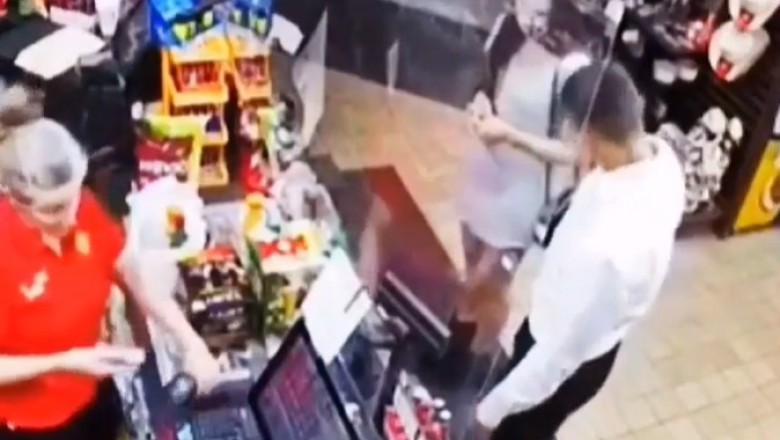 Gość z mega refleksem unika nokautu w sklepie spożywczym