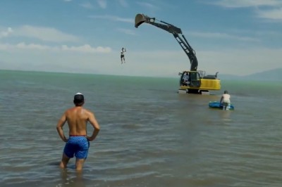 Zabawa koparką w wodzie kończy się dla gościa bardzo źle 