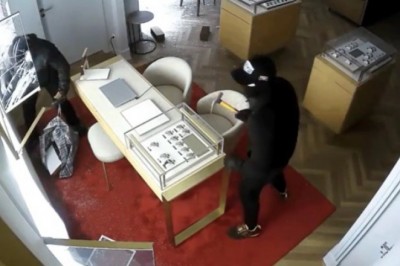 Wjechali autem do galerii i okradli jubilera. Nagranie z monitoringu