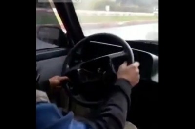 Chciał być zabawny i wyciągnął kierownicę podczas jazdy