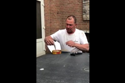 Surströmming to dla niego pikuś. Prawdziwy twardziel w akcji