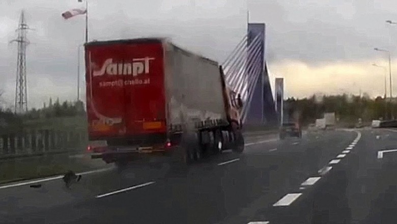 Wystrzał opony w tirze. Momentalnie wjechał w dostawczaka