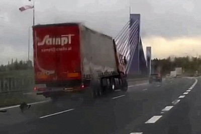 Wystrzał opony w tirze. Momentalnie wjechał w dostawczaka 