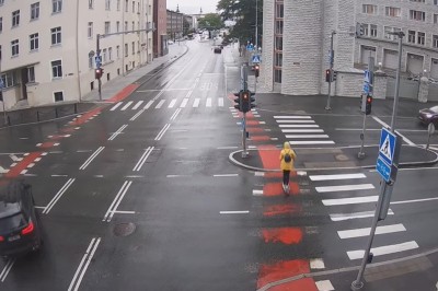 Chyba myślał, że jest niezniszczalny. Finał jazdy hulajnogą na czerwonym 