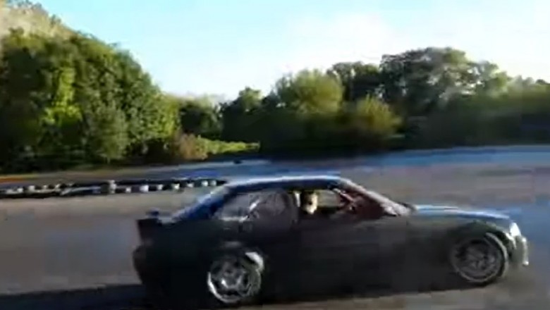Szybka kara dla gościa za wbiegnięcie na plac podczas driftu