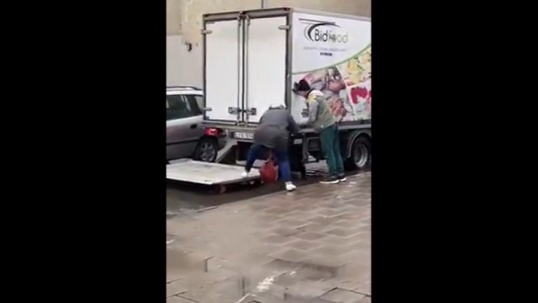 Szacun dla panów, którzy pomogli pani wejść do samochodu