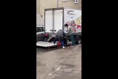 Szacun dla panów, którzy pomogli pani wejść do samochodu 