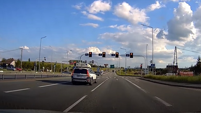 80-latek wjechał Volvo na czerwonym świetle i dachował - Podwarpie