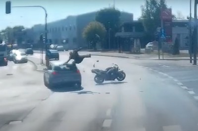 Wjechał na czerwonym i zderzył się z motocyklistą. Nagranie w Poznania