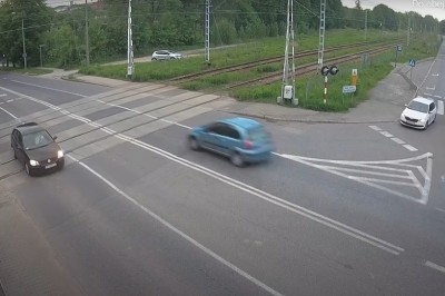 Pędził przez przejazd kolejowy. Skończył dachowaniem
