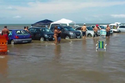 Mini tsunami zalewa zaparkowane na plaży samochody 