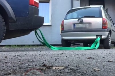 Zablokował samochodem wejście do budynku. Dostał szybką karę