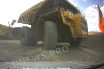 Martwy punkt w ogromnej ciężarówce. Nagranie z osobówki