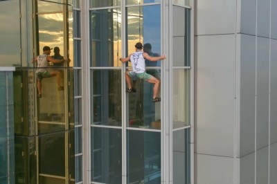 Wspiął się bez zabezpieczenia na budynek Polsatu