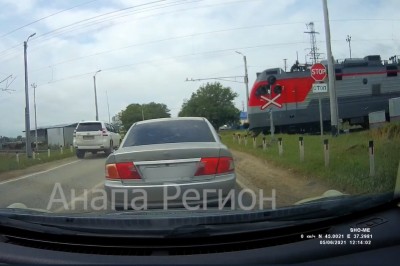 Tak mu się spieszyło, że wjechał SUVem wprost pod pociąg