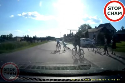 O krok od tragedii. Nieodpowiedzialne zabawy dzieci na drodze