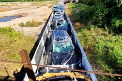 Pociąg z nowiutkimi autami kontra zbyt niski wiadukt