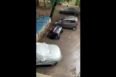 Auto dosłownie zniknęło pod osiedlowym parkingiem