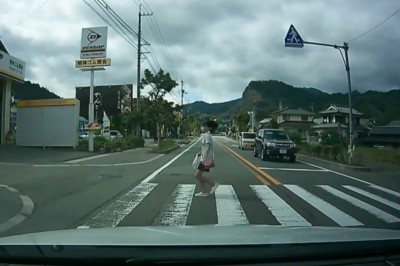 Dziewczyna, która bardzo chciała podziękować za przepuszczenie na pasach