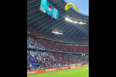 Widowiskowy lot przed meczem Francja- Niemcy o mało nie skończył się tragicznie 