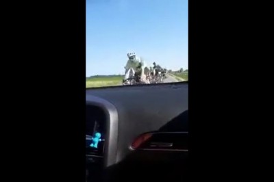 Nieogarnięci rowerzyści kontra stojący samochód