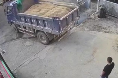 Gdy zamawiasz ciężarówkę piachu, ale Twój podjazd tego nie wytrzymuje