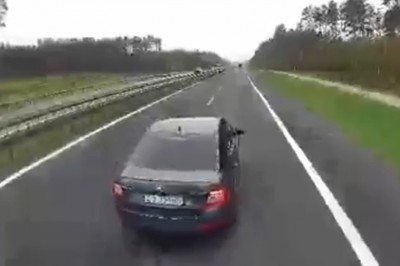 Marszałek województwa wyhamowuje TIRa i się z nim zderza 