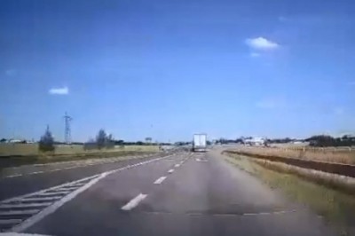 Wjechała osobówką wprost pod TIRa. Nagranie z wideorejestratora 