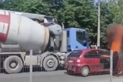 Operator gruszki gasi palące się auto. Nie każdy bohater nosi pelerynę