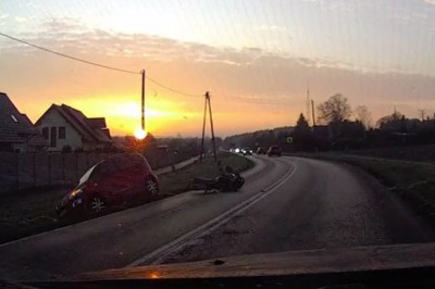 Motocyklista kontra auto na łuku drogi. To jest dopiero fart