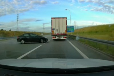 Z auta wyleciał silnik. Nagranie z wypadku na autostradzie A1