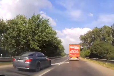 Kierowca BMW leci na czołówkę i spycha inne auta z drogi 