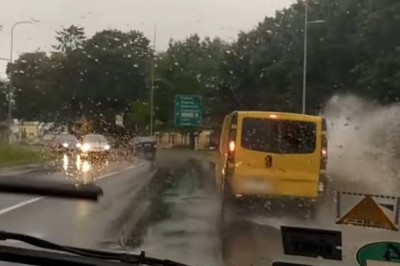 Obywatelskie zatrzymanie kierowcy, który rzucał puszkami przez okno - Zamoście