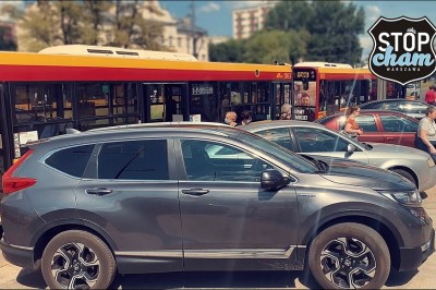 Parkowanie na przystanku w Warszawie. Dla niektórych to nie problem 