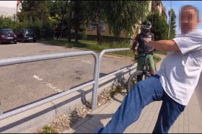 Pieszy kontra rowerzyści. Nie spodobała mu się jazda po chodniku 