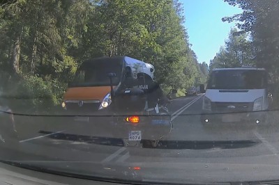 Cwaniak z taxi busa trafia na policjanta na drodze do Morskiego Oka