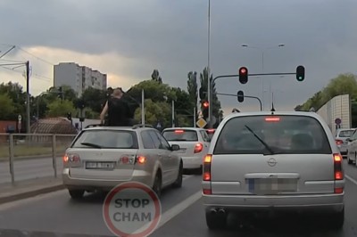 Ziomek podróżował na dachu auta przez Zgierz