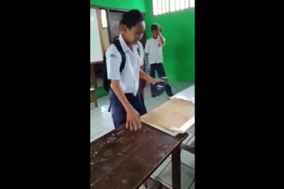 Kiedy chcesz się popisać w szkole, ale kolega robi Ci konkretny żart