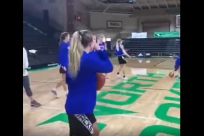 Niezwykły fart dziewczyn, które trafiają do kosza z połowy boiska. Błąd Matrixa? 